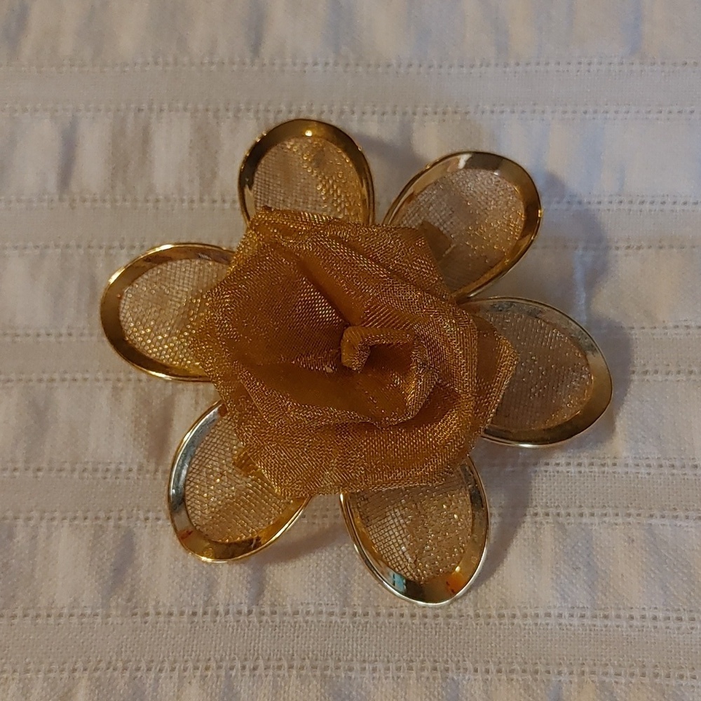 💚AAI SIGNED VINTAGE GOLD TONE FLOWER BROOCH